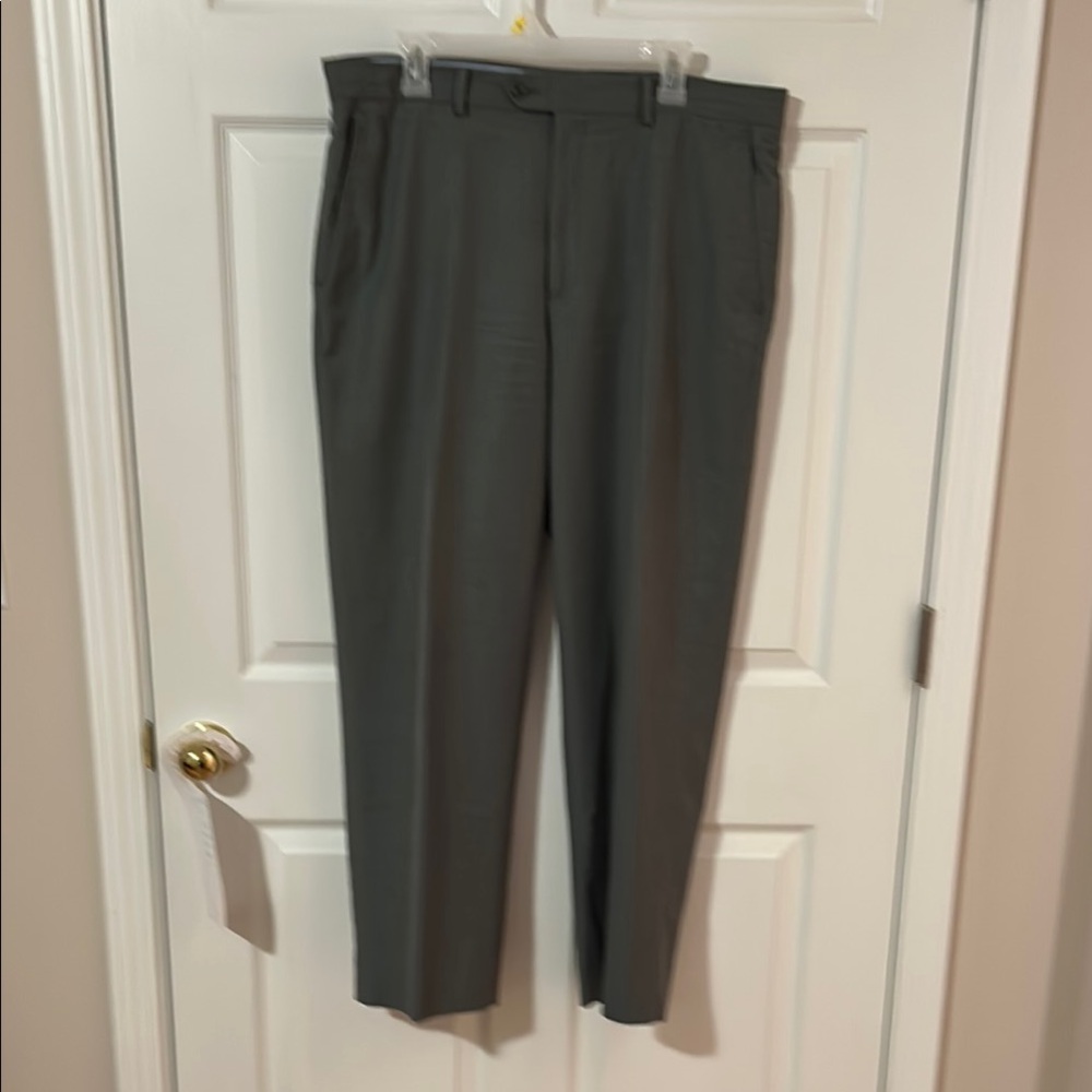 Roundtree & Yorke Gray Dress Pants with Straight Fit and Subtle Pattern